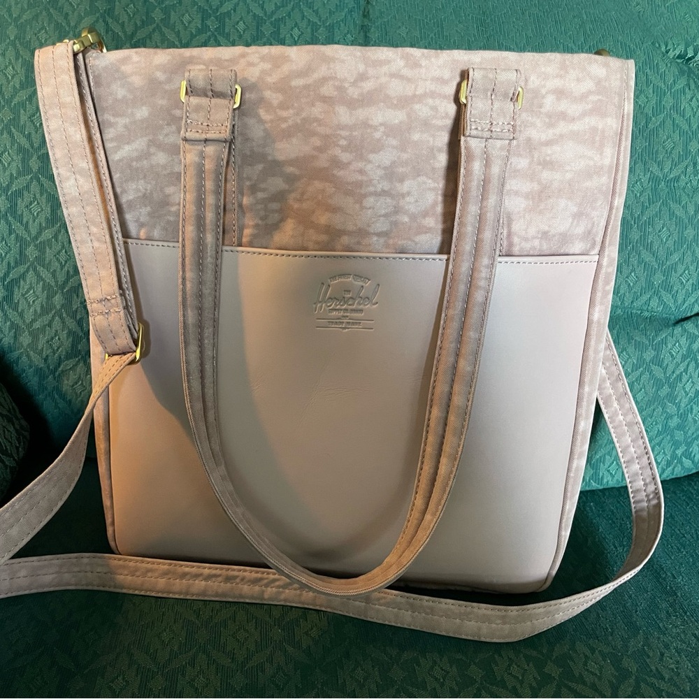 Herschel crossbody light pink colour. In excellent condition